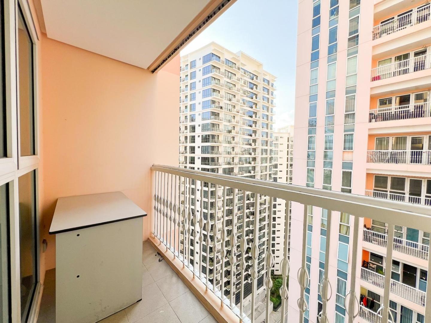 Bahay bakasyunan Cozy Bgc Condo, Venice Grand Canal #vlrtc18e Manila